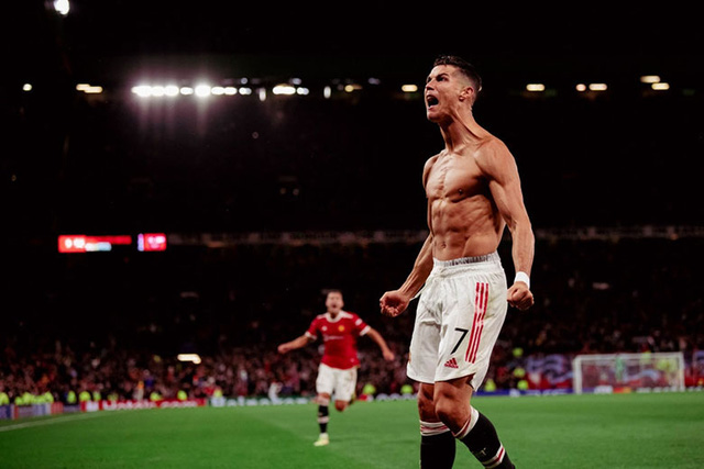 Giải mã căn buồng bí ẩn Cristiano Ronaldo luôn sử dụng sau khi tắm: Chìa khoá giúp cầu thủ đắt giá nhất thế giới cải lão hoàn đồng, sung mãn ở tuổi 37 - Ảnh 1.