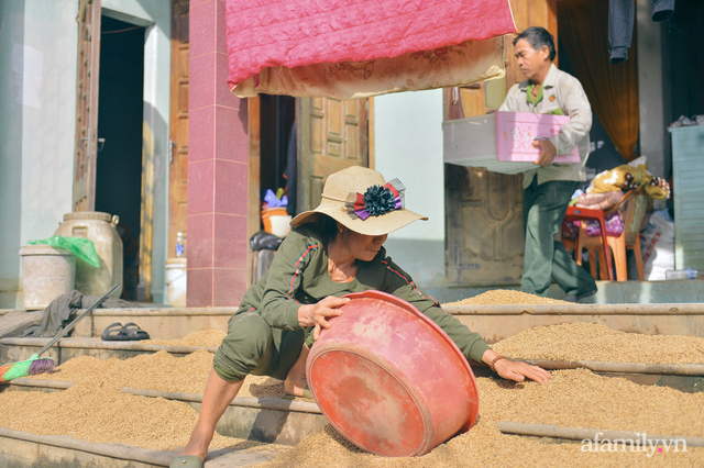 Ký ức người chết hụt trong trận “đại hồng thủy” 70 năm mới thấy một lần: Trải nghiệm cận tử của em bé 4 tuổi, 3 tấn thóc mọc mầm và tinh thần “còn da lông mọc, còn chồi lên cây” - Ảnh 10.