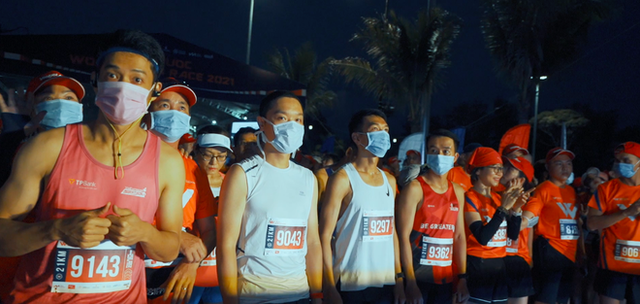 Khung cảnh VĐV Phú Quốc WOW Island Race 2021 đồng loạt đeo khẩu trang khi khởi động và trên đường chạy gây ấn tượng - Ảnh 4.