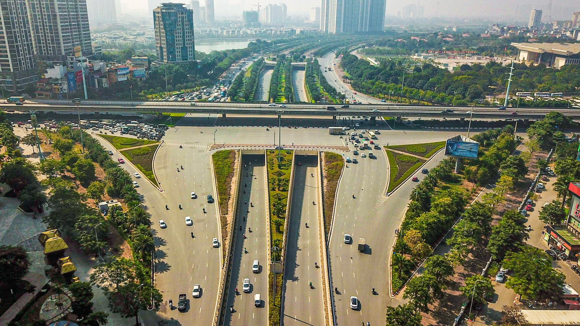 [Photo Essay] Đại Lộ Thăng Long - "bến đỗ" của loạt đại gia bất động sản - Ảnh 1.