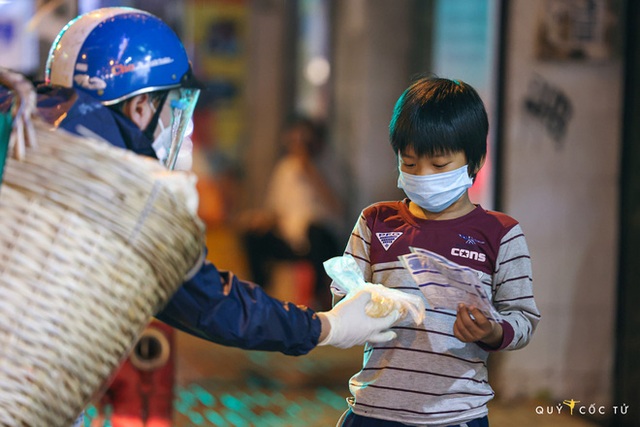 Chùm ảnh cảm xúc nhất lúc này: Thương lắm những người vô gia cư, nhưng Sài Gòn ơi, sẽ giãn cách mà không xa cách! - Ảnh 8.