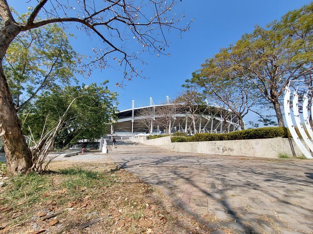  Cận cảnh SVĐ Thammasat: Có thật sân của trận chung kết lượt về AFF Cup 2022 tốt hơn Mỹ Đình? - Ảnh 1.