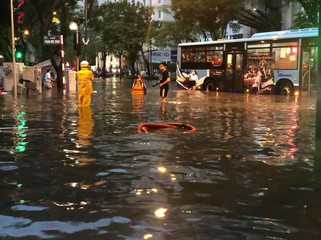 Hà Nội: Mưa to như trút nước lúc tan tầm, nhiều tuyến phố trung tâm lại biến thành sông - Ảnh 17.