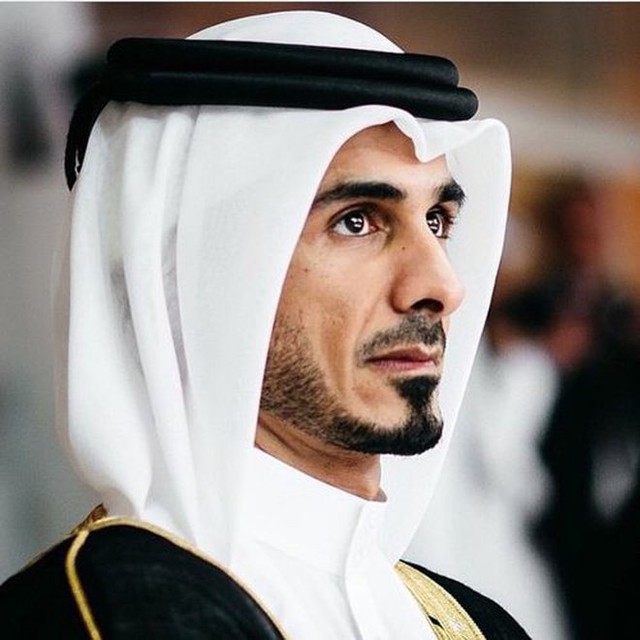  Anh em hoàng tử Qatar gây bão khán đài World Cup: Người anh khí chất đã kết hôn, tuổi của cậu em gây bất ngờ - Ảnh 1.