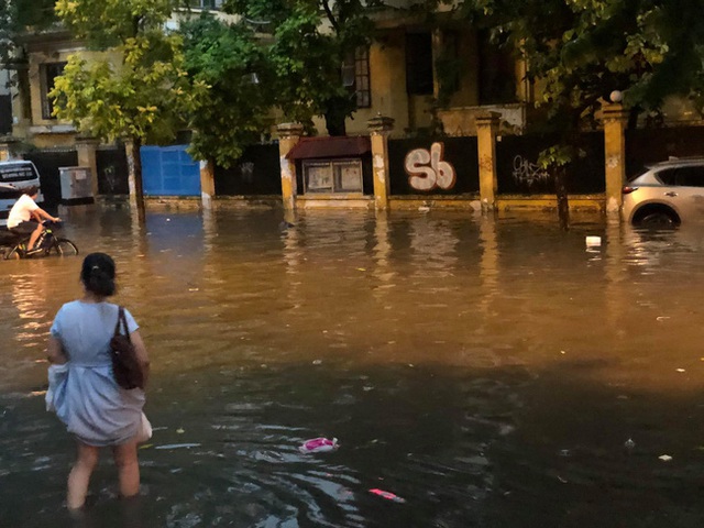 Hà Nội: Mưa to như trút nước lúc tan tầm, nhiều tuyến phố trung tâm lại biến thành sông - Ảnh 18.