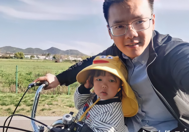  Hắt hủi ghế Giám đốc về làm nội trợ cho vợ đi kiếm tiền, ông bố trẻ từng bị người đời chê cười lại khiến ai nấy xuýt xoa với thành quả hiện tại - Ảnh 2.