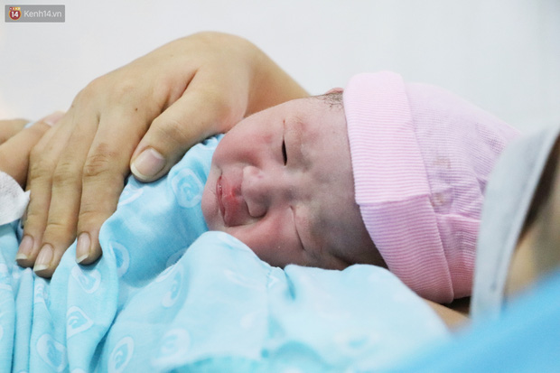 Chùm ảnh: Những thiên thần nhỏ chào đời trong thời khắc đầu tiên của năm mới 2021 - Ảnh 21.