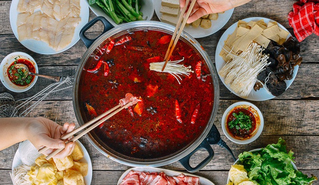 Cứ trời lạnh là lại thèm ăn đồ cay: Chuyên gia chỉ ra 4 tác hại, 7 lời khuyên để ăn miếng nào miếng ấy đều tốt cho cơ thể - Ảnh 1.