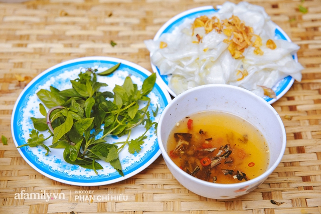 Bánh cuốn cà cuống: Món ăn tưởng đã thất truyền, nào ngờ vẫn được người phụ nữ 30 năm bán trên phố Nguyễn Khuyến gìn giữ, ai ăn thử một lần nghiện đến khó quên - Ảnh 14.