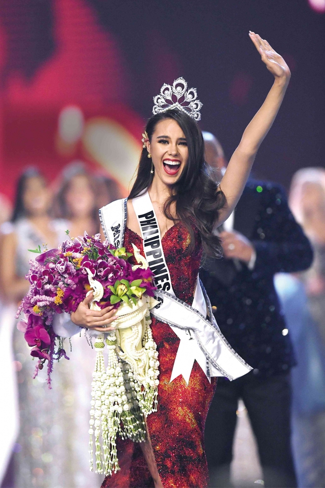 Mỹ nhân ngồi ghế nóng Chung kết HHHV Việt Nam - Catriona Gray: Sở hữu 2 vương miện danh giá, nhan sắc lẫn trí tuệ đều xuất sắc - Ảnh 1.