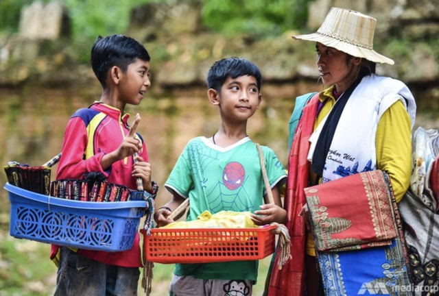 Cậu bé bán hàng rong biết nói 16 thứ tiếng sau 4 năm: Giúp gia đình trả món nợ tiền tỷ, thành sinh viên trường top - Ảnh 2.