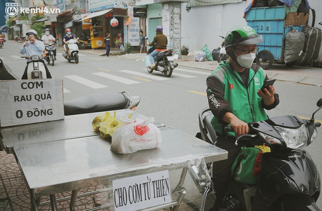 Ông bà cụ cặm cụi nấu từng suất cơm 0 đồng cho bà con nghèo ở Sài Gòn: Ngoại làm cực mà vui, ngày ngủ có 3 tiếng nhưng khỏe re - Ảnh 18.