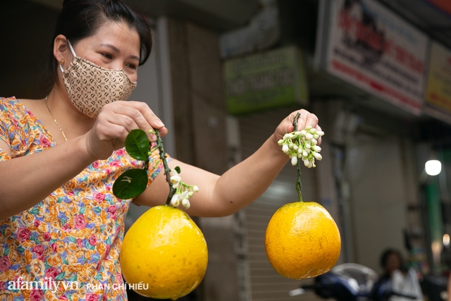 Hàng bưởi Diễn da vàng óng có từng búi hoa tươi trở thành món hàng siêu độc trên chợ nhà giàu Hà Nội, tận 100k/quả, bà chủ thu cả chục triệu mỗi ngày! - Ảnh 4.