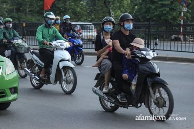 Kết thúc kỳ nghỉ lễ 30/4: Hàng nghìn phương tiện nối đuôi nhau, trẻ em ngủ gục trên xe máy theo cha mẹ quay trở lại Hà Nội - Ảnh 7.