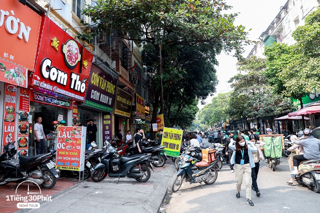 Duy Tân - con phố dài 500m nhưng hàng trăm dân văn phòng mỗi ngày bỏ tự nấu cơm trưa, chọn ăn ngoài vì giá cực rẻ - Ảnh 6.