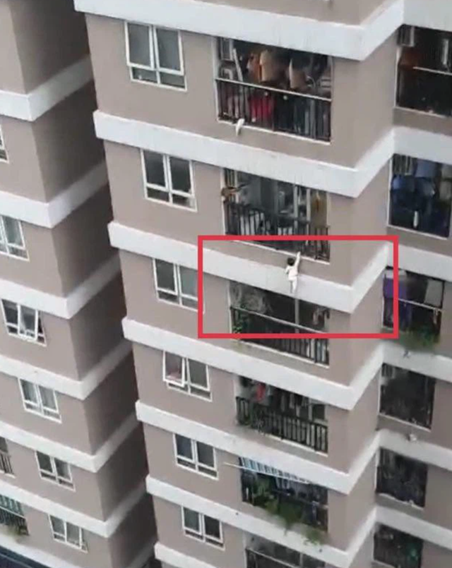 Nỗi đau từ ‘tử huyệt’ nhà chung cư: Đề xuất chủ đầu tư phải lắp lưới an toàn ban công - Ảnh 1.