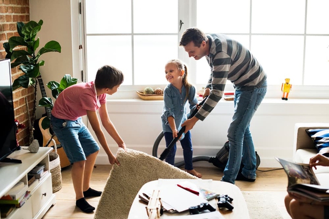 Con hỏi “nhà mình có giàu không?, câu trả lời bất ngờ của người cha - Ảnh 2.
