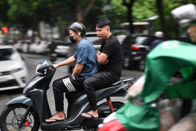 Gió mùa tràn về, người dân Hà Nội thích thú tận hưởng không khí se lạnh kèm mưa nhỏ - Ảnh 10.