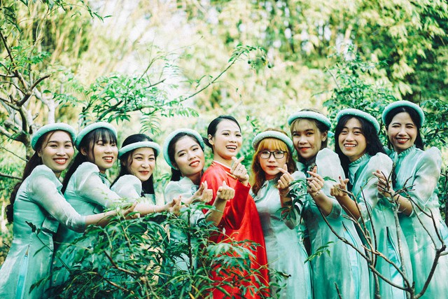 Gia đình phát mảng cỏ trong vườn cho con gái tổ chức hôn lễ: Phong cách đám cưới đậm chất miền Tây xưa, mặc áo dài đi guốc mộc đẹp xuất sắc! - Ảnh 18.