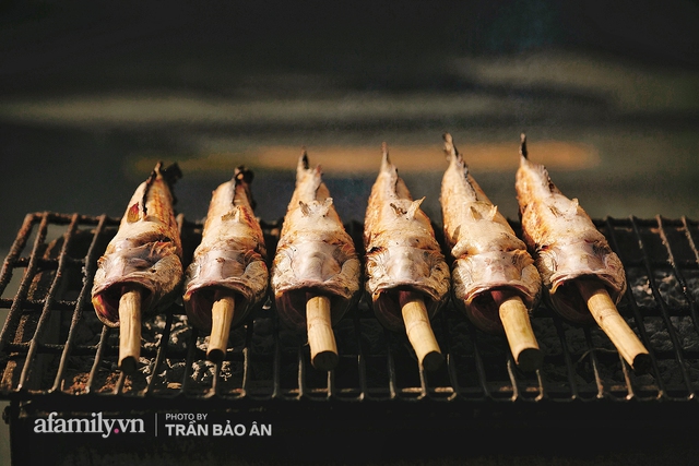 Đến tiệm bán mỗi ngày hơn 2.500 con cá lóc nướng mía, để biết món ăn này có gì đặc biệt mà người Sài Gòn năm nào cũng xếp hàng mang về cúng ông Táo!? - Ảnh 8.
