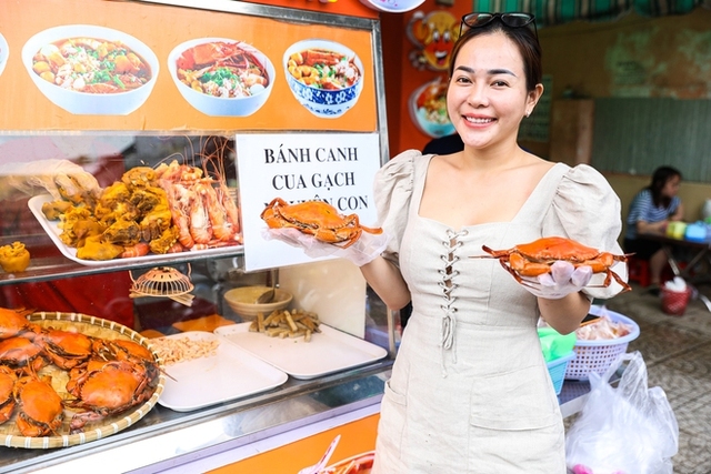 Tiệm bánh canh cua Cà Mau bán 1.000 bát mỗi ngày, có bát lên đến 300.000 đồng - Ảnh 1.