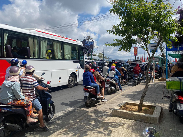 CHƯA TỪNG THẤY: Quảng trường Đà Lạt vắng không có bóng người vào đêm cuối tuần sau cơn bão du lịch 30/4 - 1/5 - Ảnh 4.