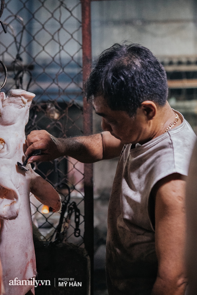 3h sáng đột nhập lò heo quay lớn nhất Cần Thơ, xem quá trình chế biến cực NGUY HIỂM từ lúc heo còn sống đến khi phồng giòn trong chiếc lu khổng lồ! - Ảnh 2.