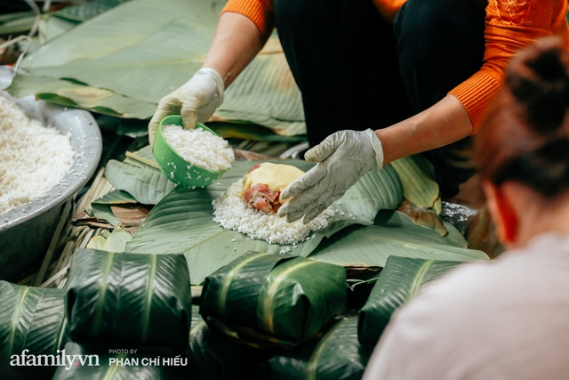 Làng bánh chưng Tranh Khúc nhộn nhịp vụ Tết: Những người thợ được lập trình cứ 30 giây xong một chiếc bánh, phải chế cho được nồi chứa 400 chiếc bánh mới chịu nổi lửa - Ảnh 3.
