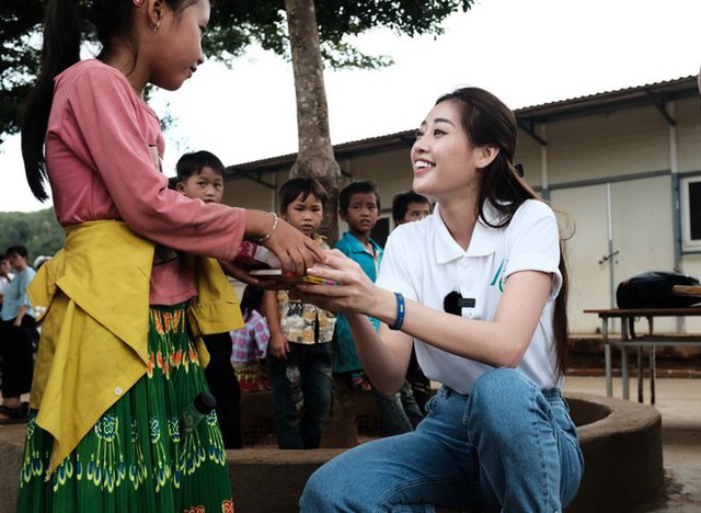  Hoa hậu Khánh Vân và 2 lần ghi điểm trên thảm đỏ, hành động tinh tế nhận cơn mưa lời khen! - Ảnh 6.