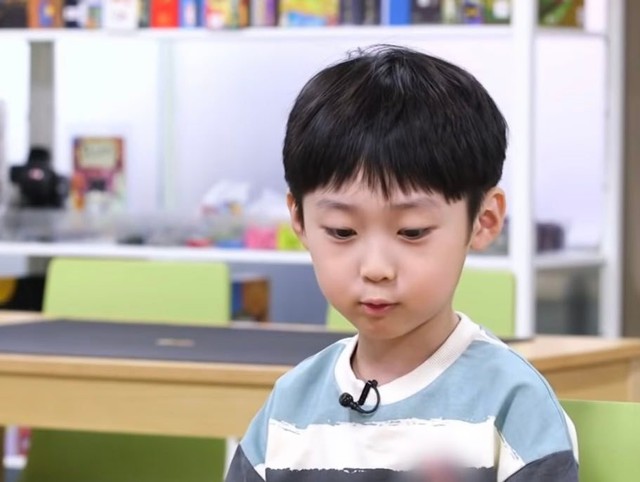  Chân dung thần đồng Hàn Quốc sở hữu IQ 204: điển trai như diễn viên, nằm top 0,0001% TG, giải thành thạo phương trình khi mới 3 tuổi - Ảnh 4.