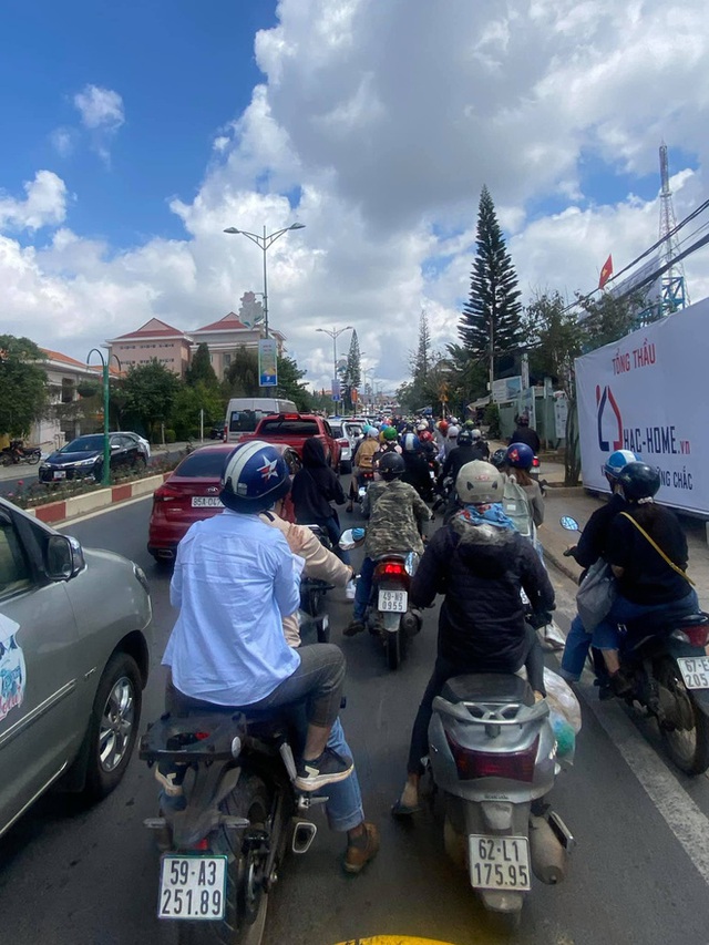 Những hình ảnh cho thấy Đà Lạt là điểm du lịch nóng nhất kỳ nghỉ lễ vừa rồi: Nhìn đâu cũng đông nghịt và tắc cứng - Ảnh 6.