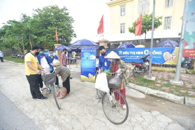 Nhiều đại gia bất động sản cùng hàng loạt doanh nghiệp lớn góp mặt trong chuỗi Siêu thị mini 0 đồng - Hà Nội Trái tim Hồng - Ảnh 2.