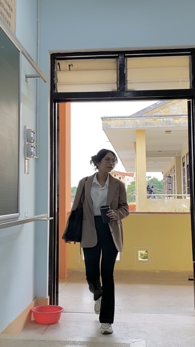 Cô giáo gây sốt TikTok khi khoe style đi dạy triệu view: Cả tuần không mặc trùng bộ nào, lại còn rất xinh! - Ảnh 4.