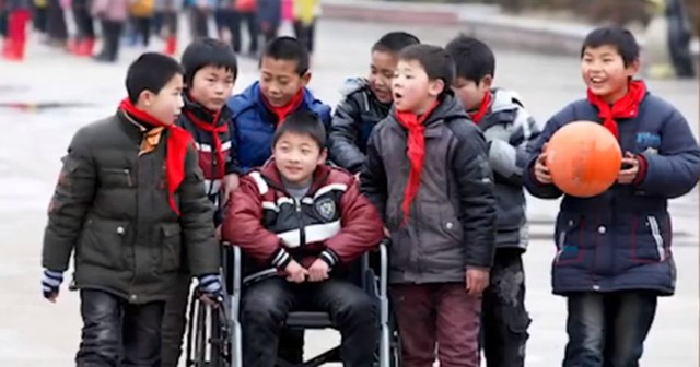 Cậu bé 7 tuổi mất đi đôi chân, hội bạn thân kiên trì đồng hành, 10 năm sau tạo ra kỳ tích - Ảnh 1.