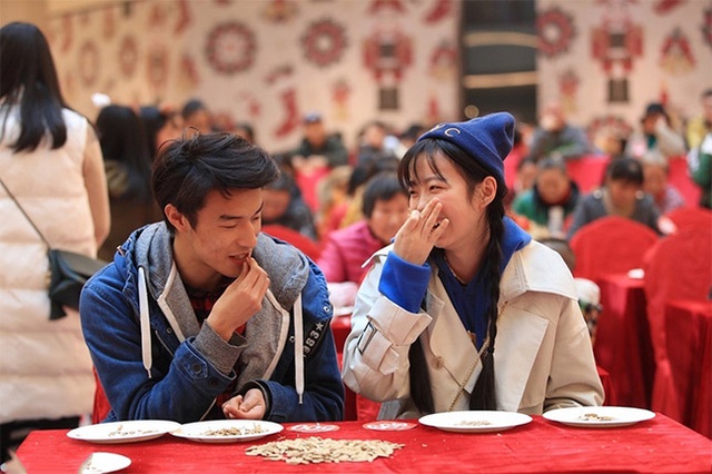 Hạt hướng dương dù tốt nhưng ăn nhiều ngày Tết chẳng khác gì hạ độc cơ thể, gây 5 loại bệnh đáng sợ sau - Ảnh 2.