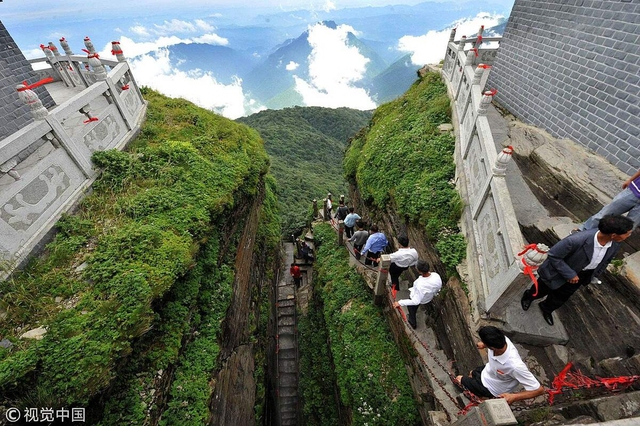 Ngôi chùa nằm trên đỉnh núi tách đôi được ví như tiên cảnh nhân gian nhưng vẫn tồn tại bí ẩn khiến hậu nhân đau đầu - Ảnh 3.