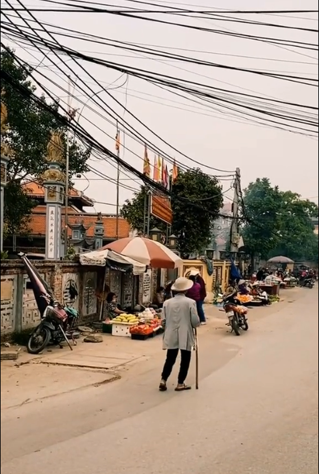 Cụ ông mù lòa 2 mắt, đi quãng đường xa thăm cháu: Phút cuối lấy nước mắt của mọi người - Ảnh 1.