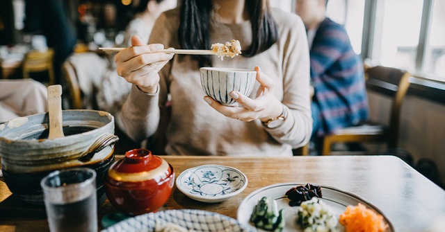 Người Nhật ăn sô cô la và uống Coca-cola vẫn có thể sống rất thọ: Hóa ra có một bí mật mà các nhà khoa học phương Tây không hề biết - Ảnh 1.