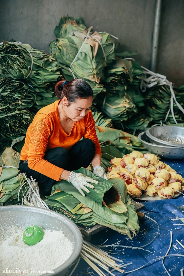 Làng bánh chưng Tranh Khúc nhộn nhịp vụ Tết: Những người thợ được lập trình cứ 30 giây xong một chiếc bánh, phải chế cho được nồi chứa 400 chiếc bánh mới chịu nổi lửa - Ảnh 8.