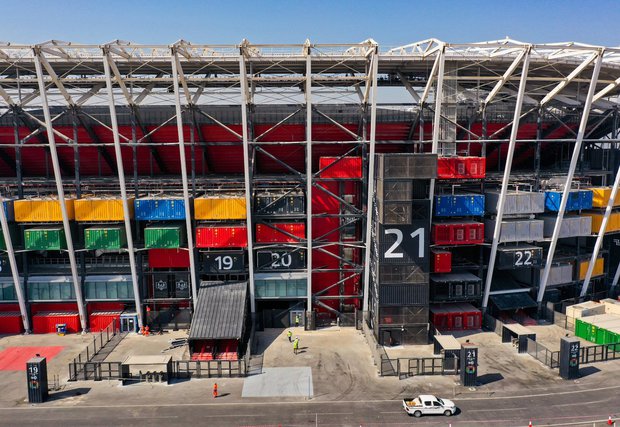 Được ghép từ 974 container, SVĐ lạ nhất World Cup 2022 sắp bị tháo dỡ để mang sang nước khác - Ảnh 1.