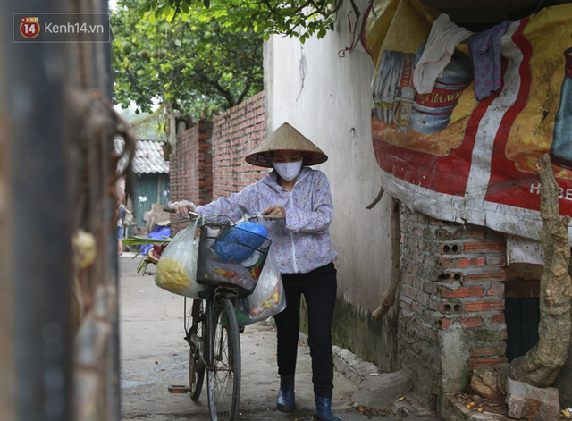 Nỗi niềm của những người lao động nghèo chơi vơi giữa Hà Nội vì đại dịch Covid-19: Sống nhờ gạo cứu trợ, cá ươn đi xin - Ảnh 24.