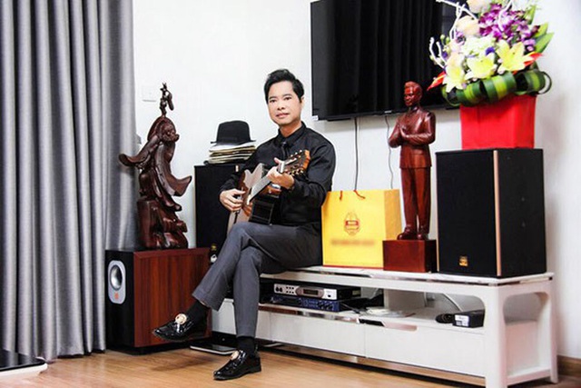 Ông hoàng nhạc sến Ngọc Sơn và cách tiêu tiền lạ kì: Mua bảo hiểm trinh tiết đời trai 1 triệu USD, đầu tư 1000 cây vàng đúc tượng chính mình, thuê vệ sĩ chỉ để bảo vệ xe sang - Ảnh 10.