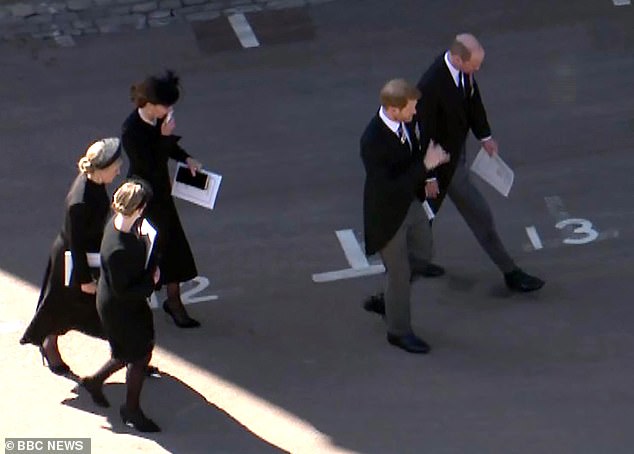 Đằng sau khoảnh khắc trò chuyện thoải mái với anh trai là nỗi bồn chồn, sự cô độc không thể chia sẻ cùng ai của Hoàng tử Harry - Ảnh 6.