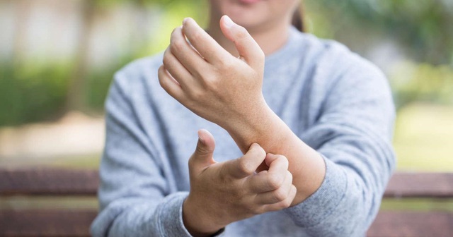 5 dấu hiệu cảnh báo đường huyết đã cao vượt mức, tiểu đường rình rập: Người trẻ thường xuyên thức khuya, ăn ngon tuyệt đối đừng chủ quan - Ảnh 3.