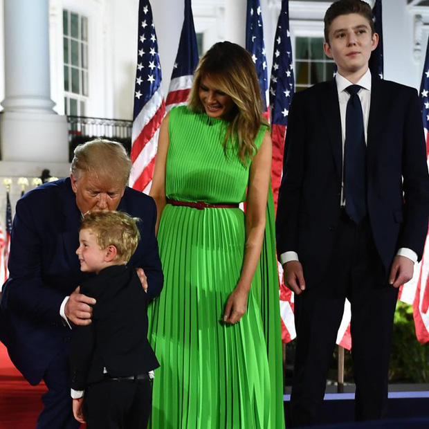 Những khoảnh khắc cười hiếm hoi gần đây nhất của Hoàng tử Nhà Trắng Barron Trump sau khi loạt hình ảnh buồn bã phủ sóng truyền thông - Ảnh 11.