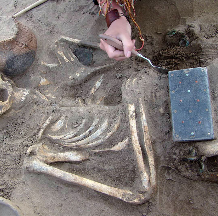 Khai quật mộ cổ gần 2.200 năm tuổi, chuyên gia bất ngờ tìm thấy "điện thoại iPhone" - Ảnh 5.