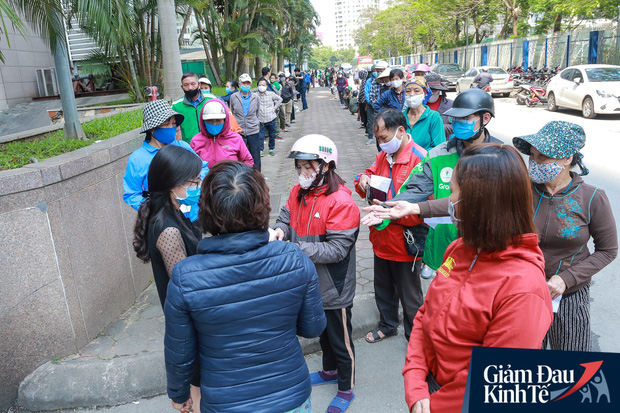 Hàng trăm người dân Hà Nội xếp hàng dài, chờ tới lượt để nhận nhu yếu phẩm tại siêu thị hạnh phúc - Ảnh 8.