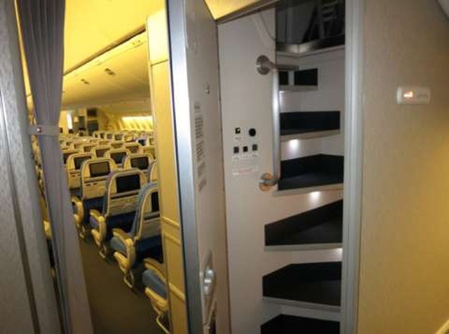 Phòng ngủ bí mật trên máy bay của tiếp viên hàng không và phi công trông như thế nào? - Ảnh 2.