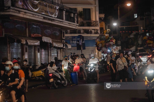 Một buổi tối cuối tuần ở khu hồ Gươm - trung tâm Hà Nội sau 3 tuần mở lại hàng quán trông như thế nào? - Ảnh 25.