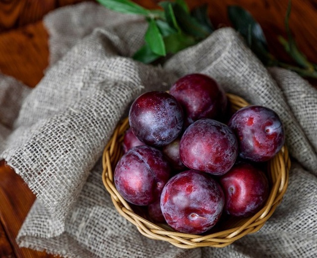 Ăn mận có tác dụng gì? Băn khoăn được chuyên gia giải đáp, tiết lộ thêm một loạt bài thuốc cùng bí kíp dưỡng nhan đỉnh cao từ quả mận - Ảnh 1.